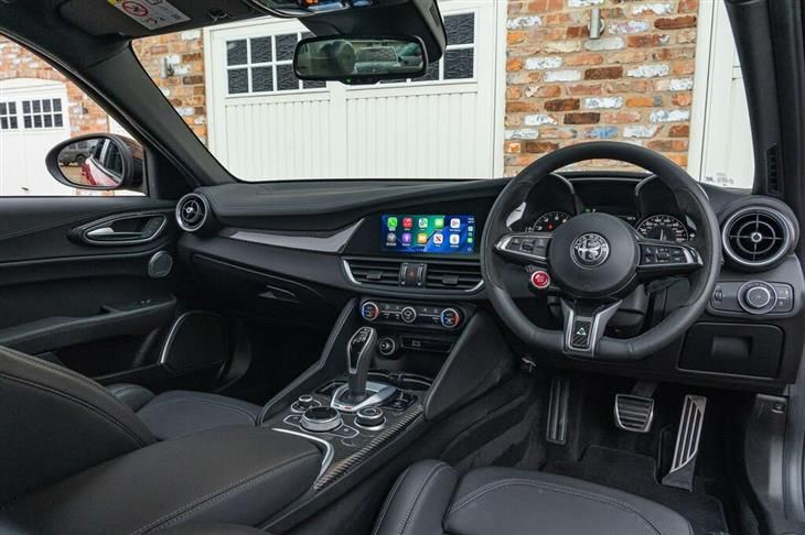 Alfa Romeo Giulia Quadrifoglio Alfa Romeo Giulia 2.9 V6 Bi-Turbo Quadrifoglio Auto Euro 6 (s/s) 4dr — миниатюра 3