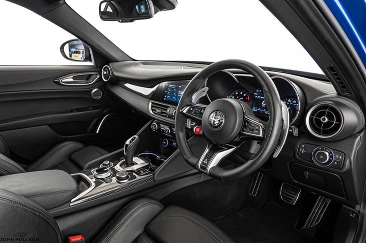 Alfa Romeo Giulia Quadrifoglio Alfa Romeo Giulia 2.9 V6 Bi-Turbo Quadrifoglio Auto Euro 6 (s/s) 4dr — миниатюра 3