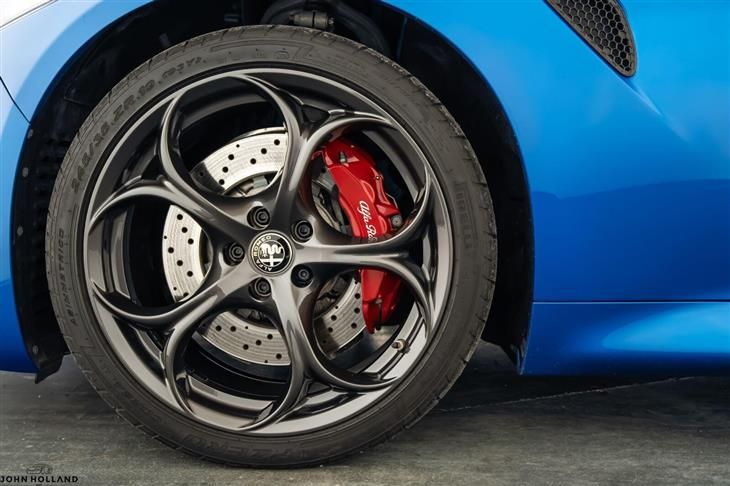 Alfa Romeo Giulia Quadrifoglio Alfa Romeo Giulia 2.9 V6 Bi-Turbo Quadrifoglio Auto Euro 6 (s/s) 4dr — миниатюра 4