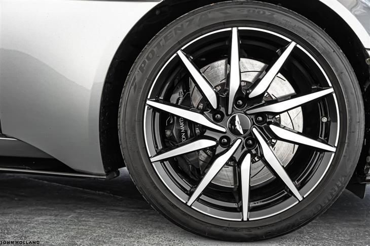 Aston Martin DB11 Aston Martin DB11 4.0 V8 Auto Euro 6 (s/s) 2dr — миниатюра 4