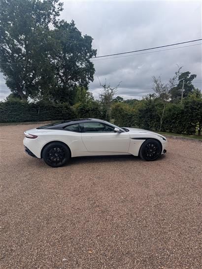 Aston Martin DB11