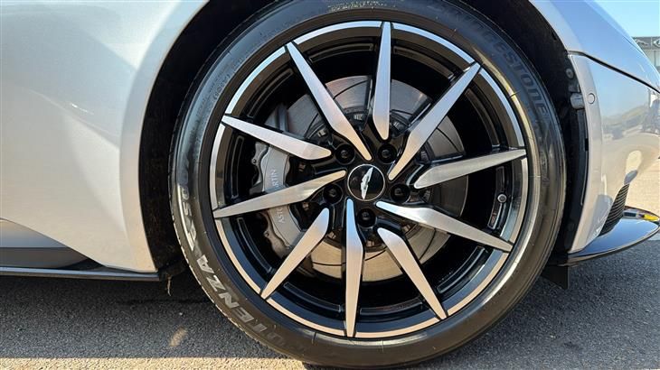 Aston Martin DB11 Aston Martin DB11 V8 (528) Volante 2dr Touchtronic Auto — миниатюра 4