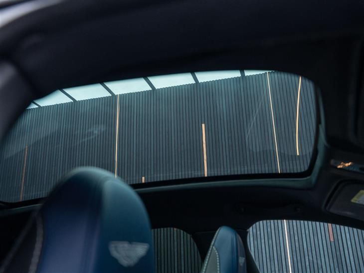 Aston Martin DBX Aston Martin DBX 4.0 V8 707 Auto 4WD Euro 6 (s/s) 5dr — миниатюра 4