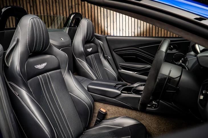 Aston Martin V8 Vantage Roadster Aston Martin Vantage 4.0 V8 Roadster Auto Euro 6 2dr — миниатюра 2