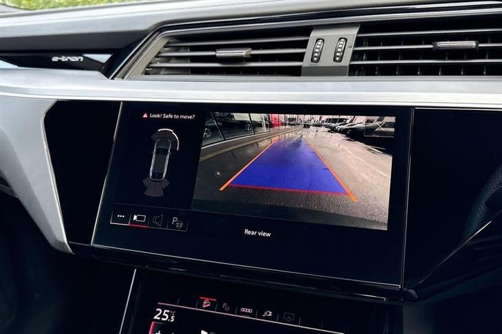 Audi e-tron Audi E-Tron 50 Black Edition Sportback 5dr Electric Auto quattro 71.2kWh (11kW Charger) (313 ps) — миниатюра 4