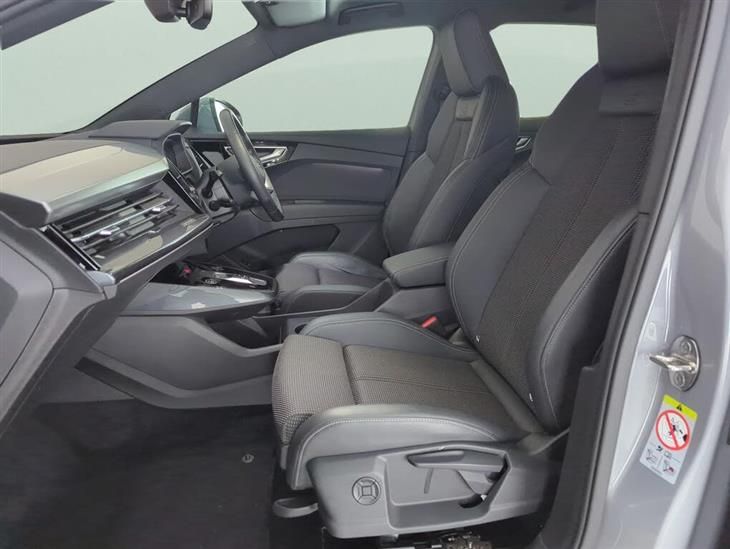 Audi e-tron Audi Q4 E-Tron 40 S line SUV 5dr Electric Auto 82kWh (204 ps) — миниатюра 4