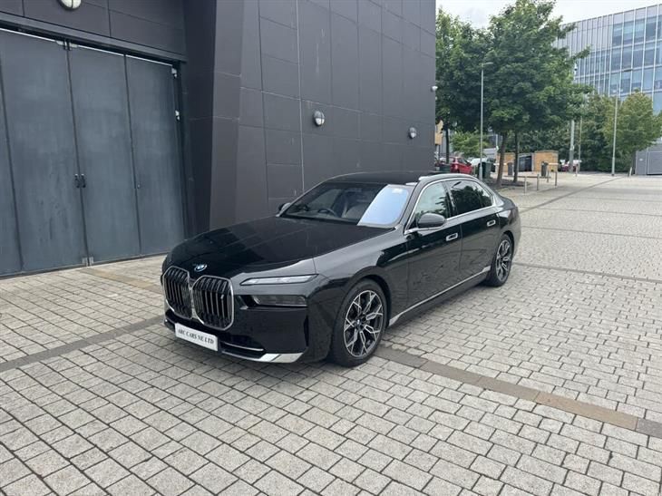 BMW i7