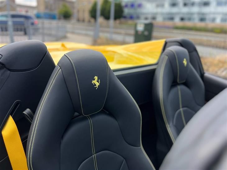 Ferrari F8 Ferrari F8 Spider 3.9T V8 F1 DCT Euro 6 (s/s) 2dr — миниатюра 3