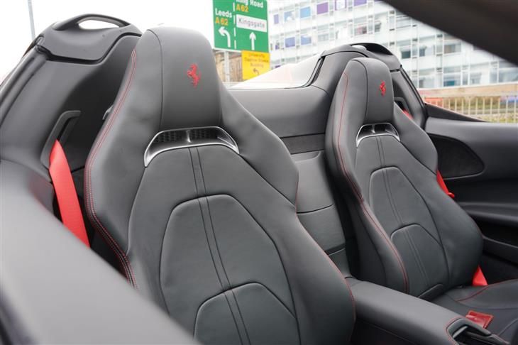 Ferrari SF90 Ferrari SF90 Spider 4.0T V8 7.9kWh F1 DCT 4WD Euro 6 (s/s) 2dr — миниатюра 3