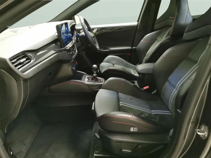 Ford Focus ST Ford Focus 2.3T EcoBoost ST Hatchback 5dr Petrol Manual Euro 6 (s/s) (280 ps) — миниатюра 4