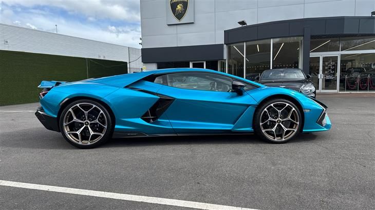 Lamborghini Revuelto Lamborghini Revuelto 6.5 V12 1015 PHEV 2dr DCT — миниатюра 2