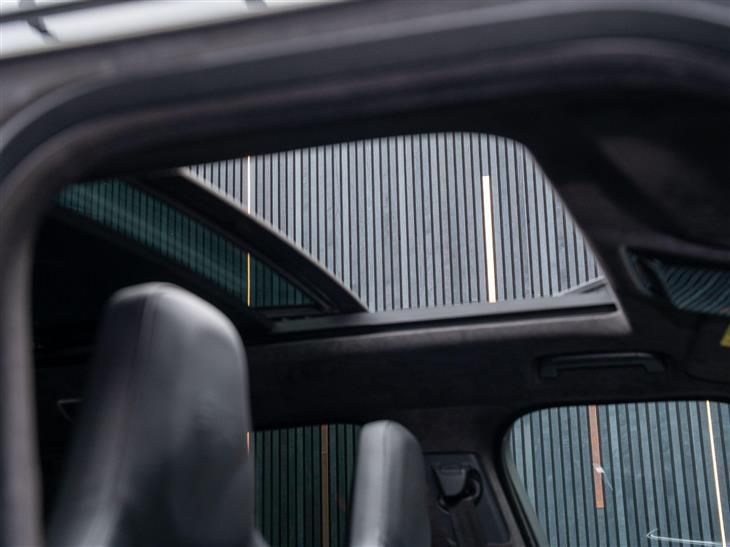 Land Rover Range Rover Sport SVR Land Rover Range Rover Sport 5.0 P575 V8 SVR Carbon Edition Auto 4WD Euro 6 (s/s) 5dr — миниатюра 4