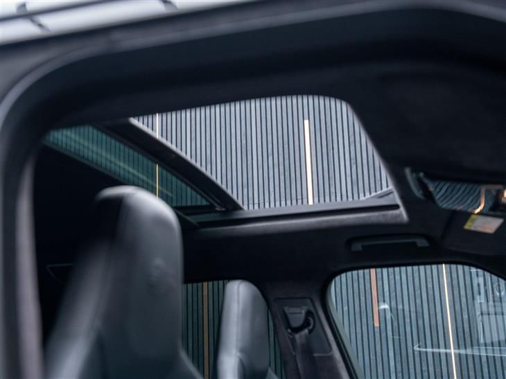 Land Rover Range Rover Sport SVR Land Rover Range Rover Sport 5.0 P575 V8 SVR Carbon Edition Auto 4WD Euro 6 (s/s) 5dr — миниатюра 4