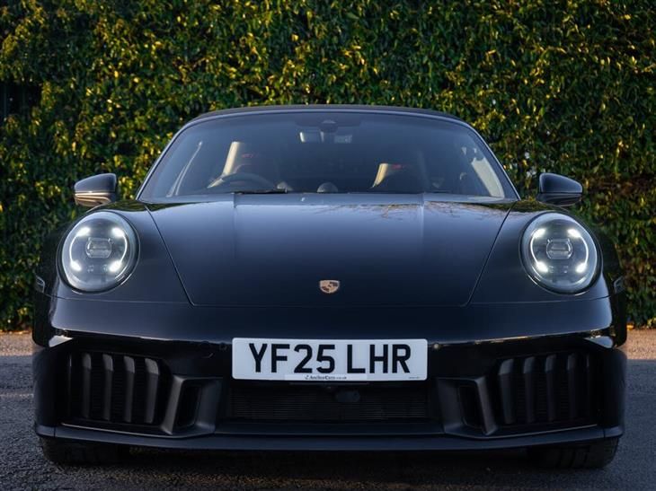 Porsche 911 Carrera [992] Porsche 911 3.6 T-Hybrid 992 4 GTS Targa 2dr Petrol Hybrid PDK 4WD 541 ps Euro 6 — миниатюра 4