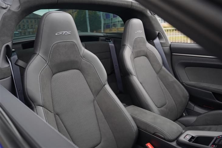 Porsche Carrera GTS Porsche 911 3.6 T-Hybrid 992 Carrera 4 GTS Convertible 2dr Petrol Hybrid PDK 4WD Euro 6 (s/s) (541 ps) — миниатюра 3