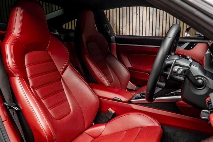 Porsche 911 Turbo [992] Porsche 911 3.7T 992 Turbo PDK 4WD Euro 6 (s/s) 2dr — миниатюра 2