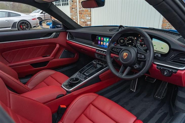 Porsche 911 Turbo [992] Porsche 911 3.7T 992 Turbo S PDK 4WD Euro 6 (s/s) 2dr — миниатюра 3