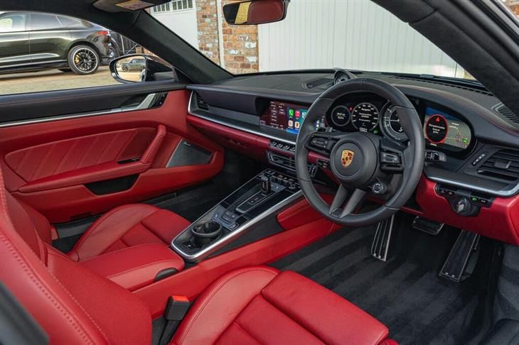 Porsche 911 Turbo [992] Porsche 911 3.7T 992 Turbo S PDK 4WD Euro 6 (s/s) 2dr — миниатюра 3