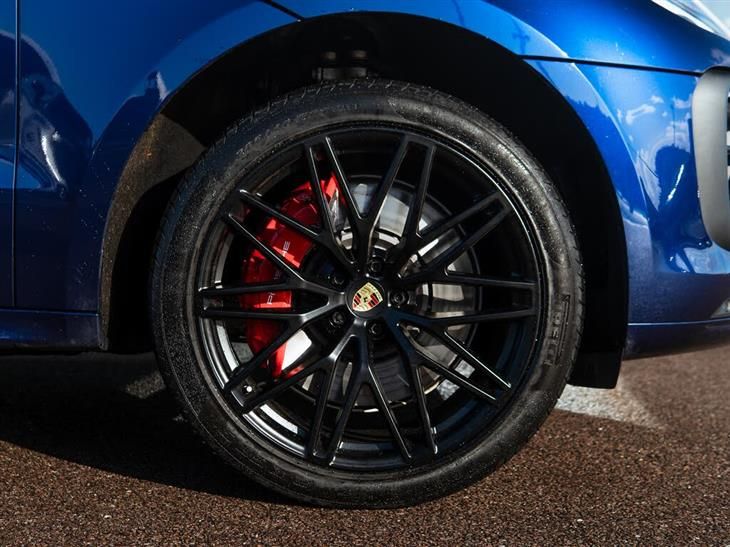 Porsche Macan GTS Porsche Macan GTS interior package in Carmin — миниатюра 3