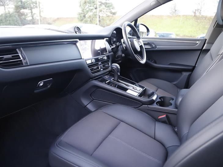 Porsche Macan Porsche Macan Interior in standard colour bl — миниатюра 4