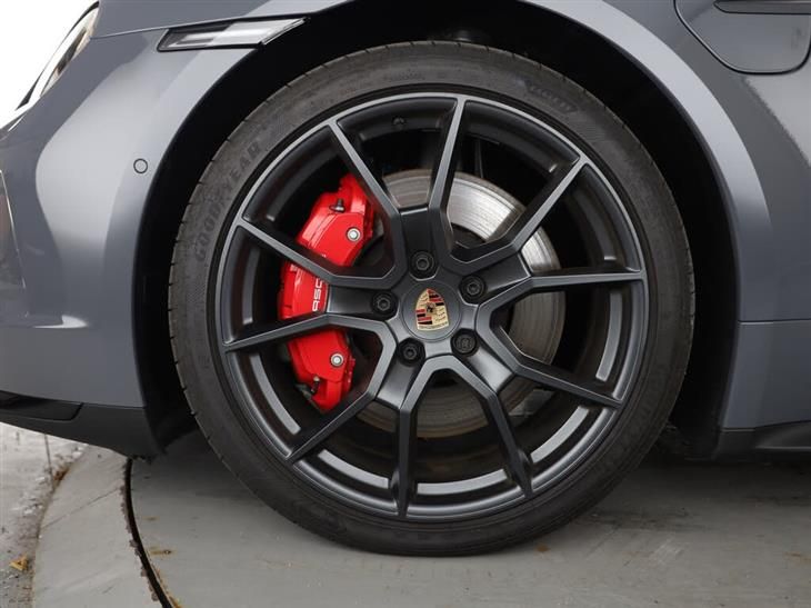 Porsche Taycan Porsche Taycan GTS interior package in Carmin — миниатюра 3