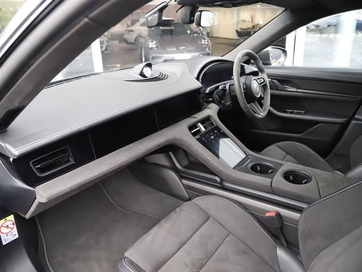 Porsche Taycan Porsche Taycan GTS interior package in Crayon — миниатюра 4