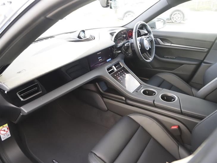 Porsche Taycan photo 4