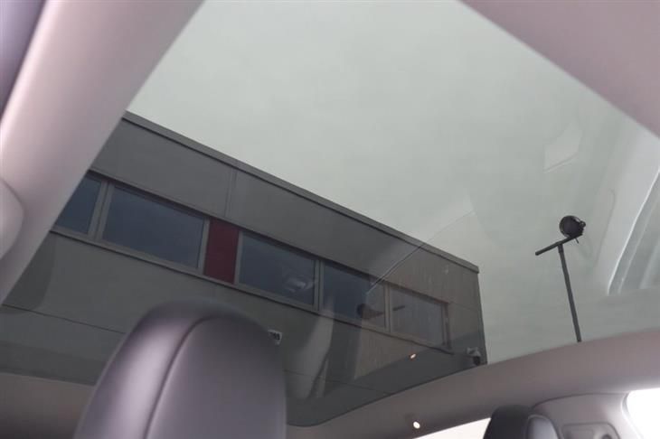 Tesla Model Y TESLA MODEL Y 5dr Auto RWD (PAN ROOF) 2023 — миниатюра 3