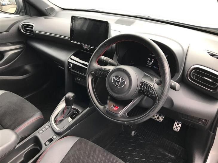 Toyota GR Yaris Toyota Yaris Cross 1.5 Hybrid GR Sport 5dr CVT — миниатюра 3