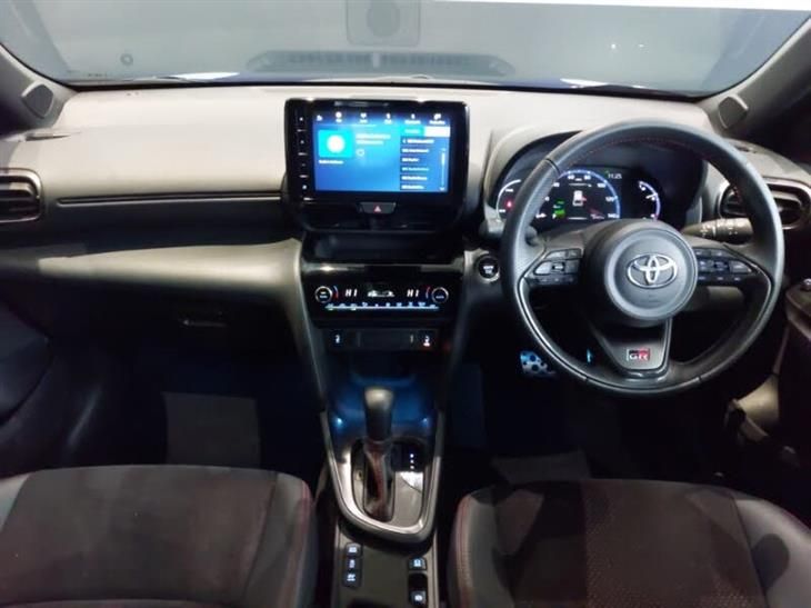 Toyota GR Yaris Toyota Yaris Cross 1.5 Hybrid GR Sport 5dr CVT — миниатюра 3
