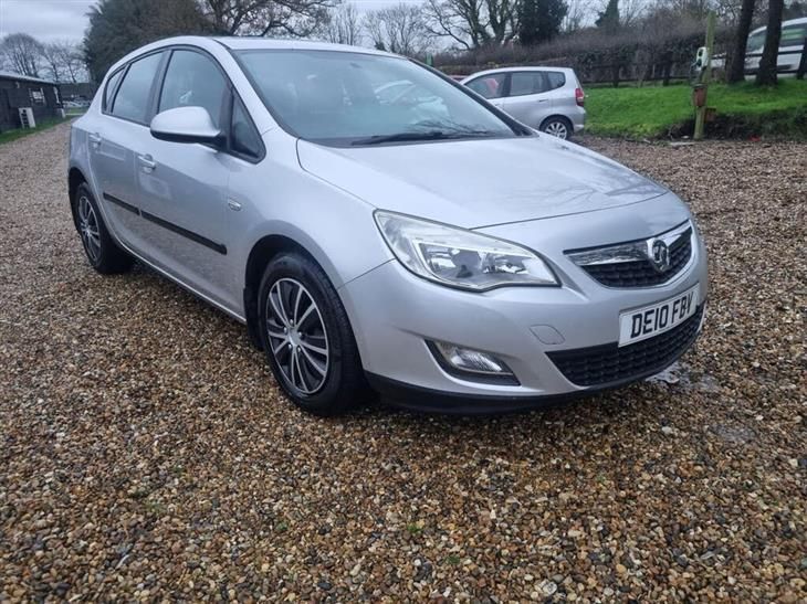 Vauxhall Astra 1.4 16v Exclusiv Euro 5 5dr - Image 2