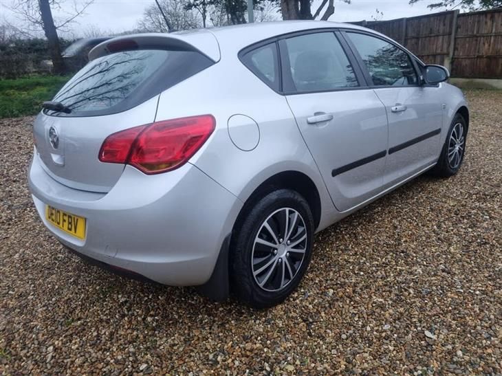 Vauxhall Astra 1.4 16v Exclusiv Euro 5 5dr - Image 3