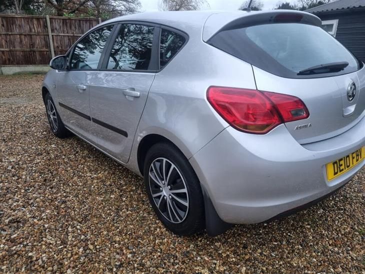Vauxhall Astra 1.4 16v Exclusiv Euro 5 5dr - Image 4