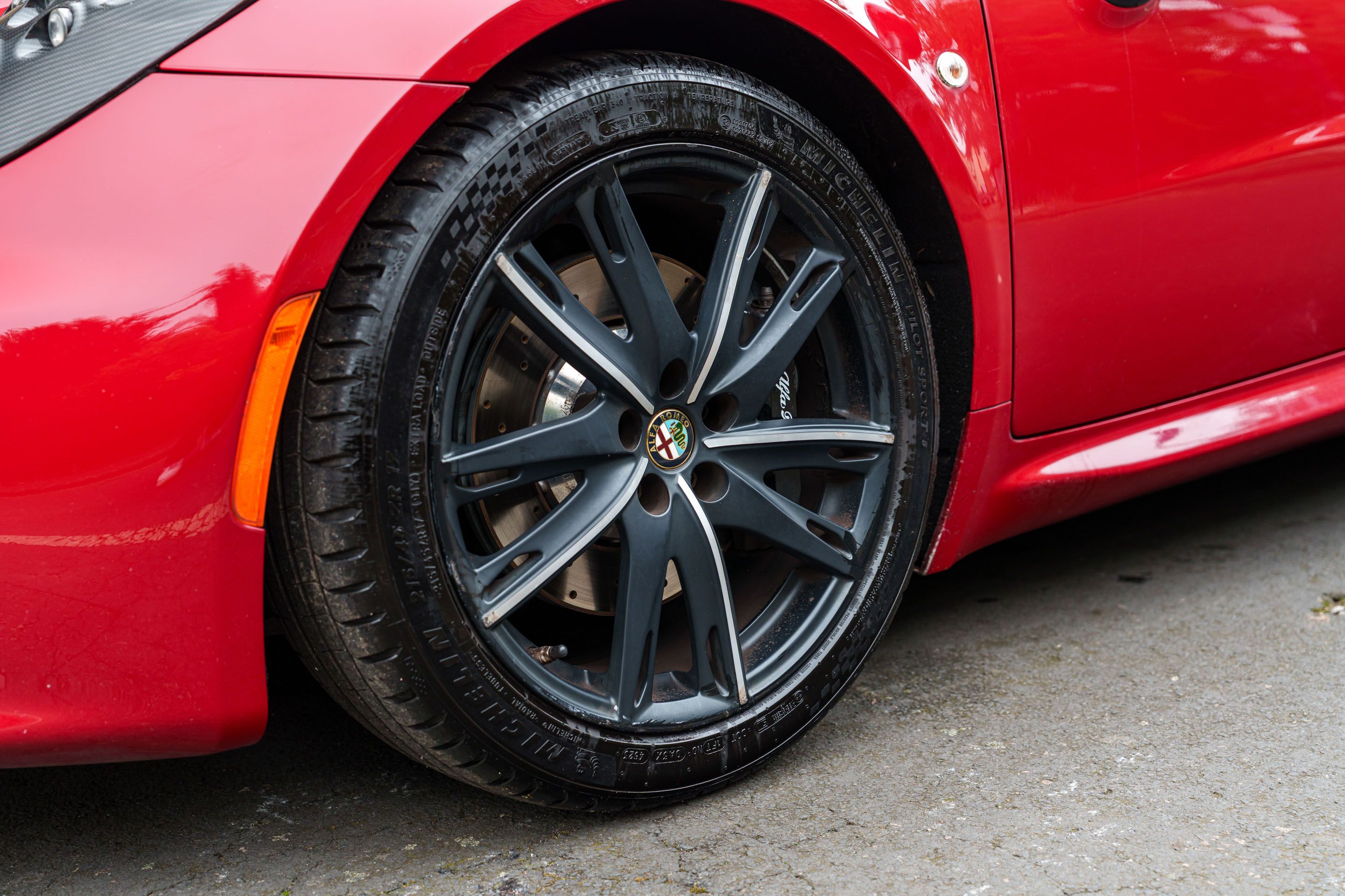 Photo 5 of 12 of 2016 Alfa Romeo 4C
