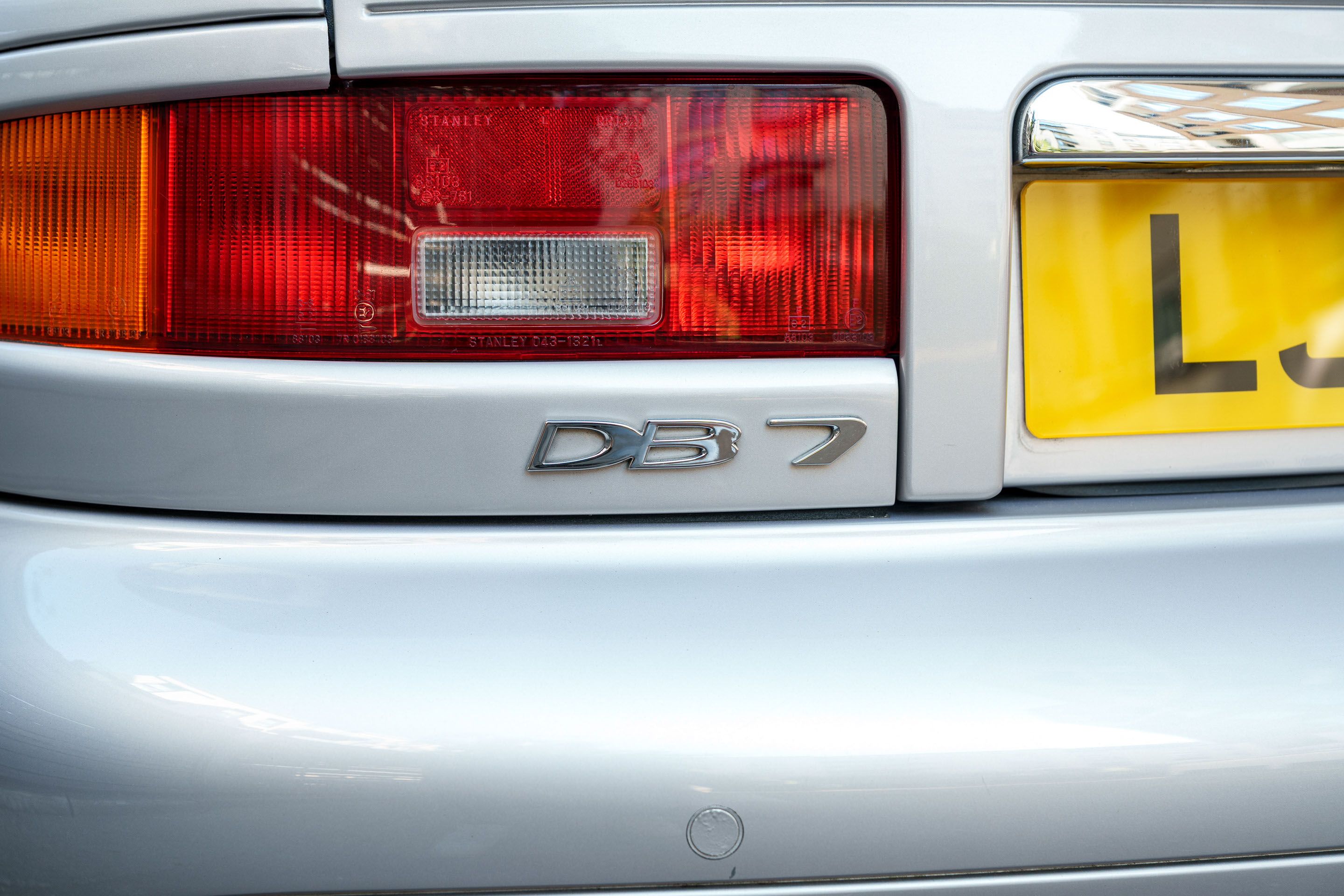 Photo 4 of 12 of 2001 Aston Martin DB7 Vantage Auto