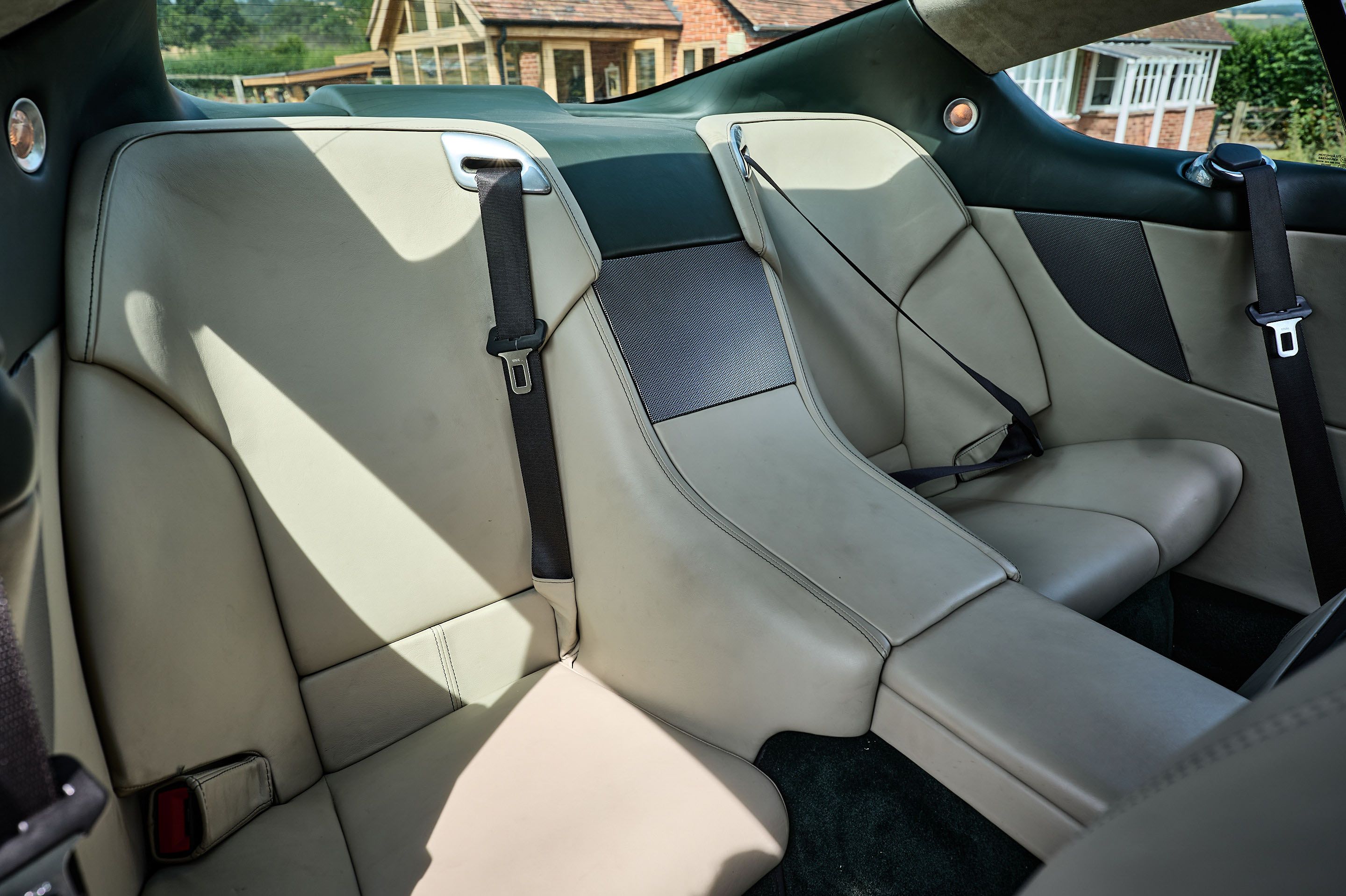 Photo 8 of 12 of 2005 Aston Martin DB9 Coupe Manual