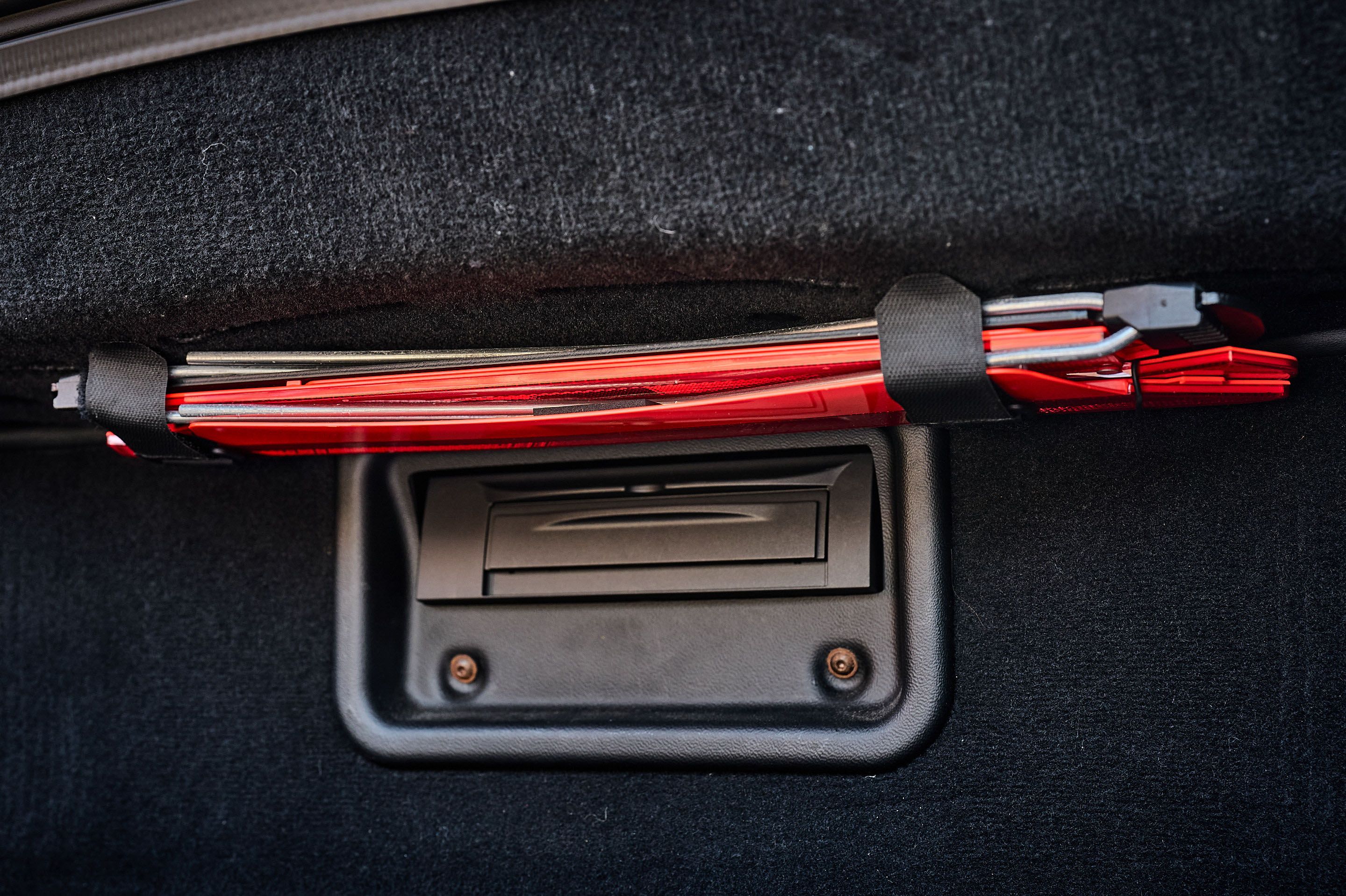 Photo 9 of 12 of 2005 Aston Martin DB9 Coupe Manual