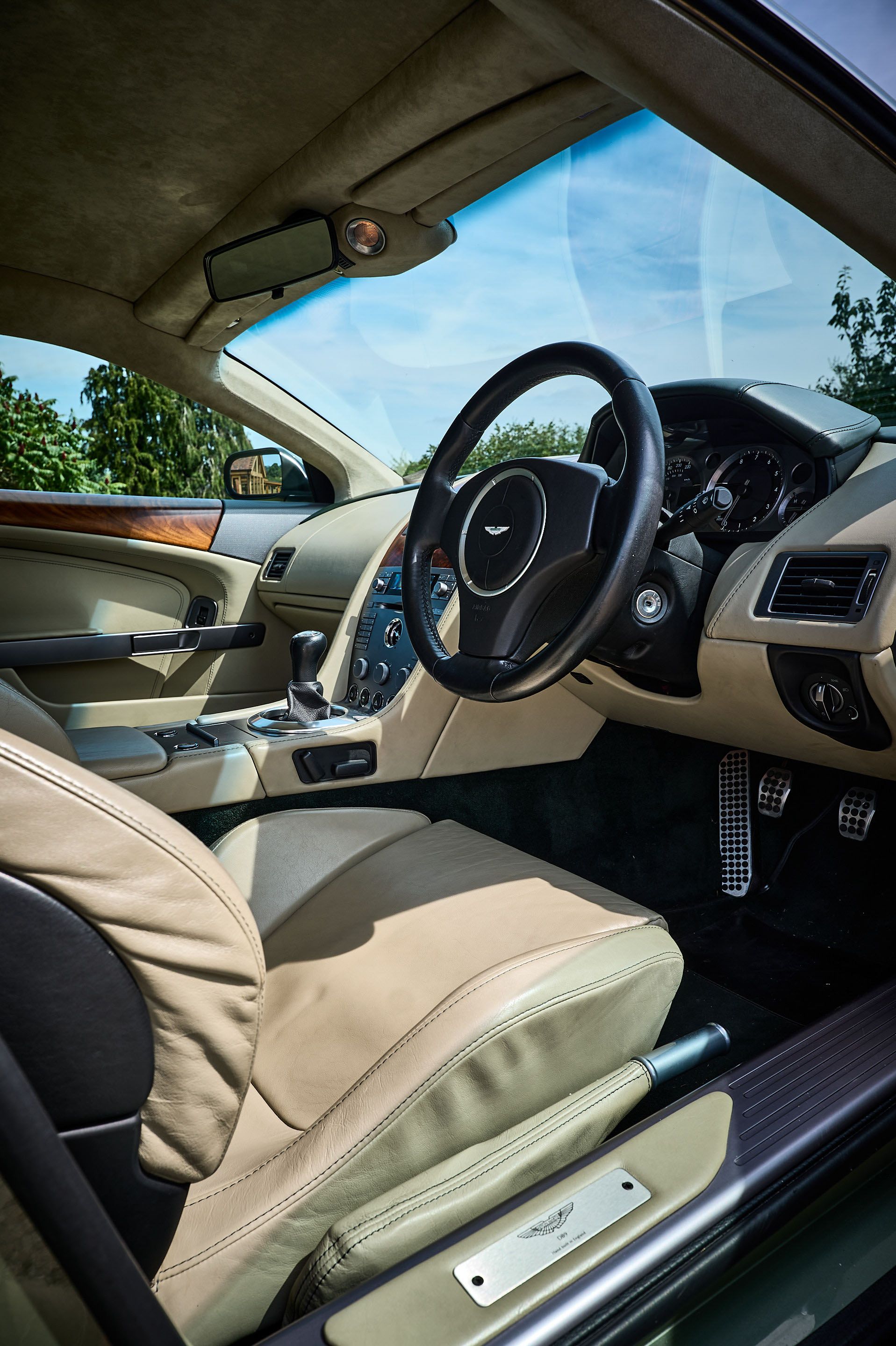 Photo 7 of 12 of 2005 Aston Martin DB9 Coupe Manual