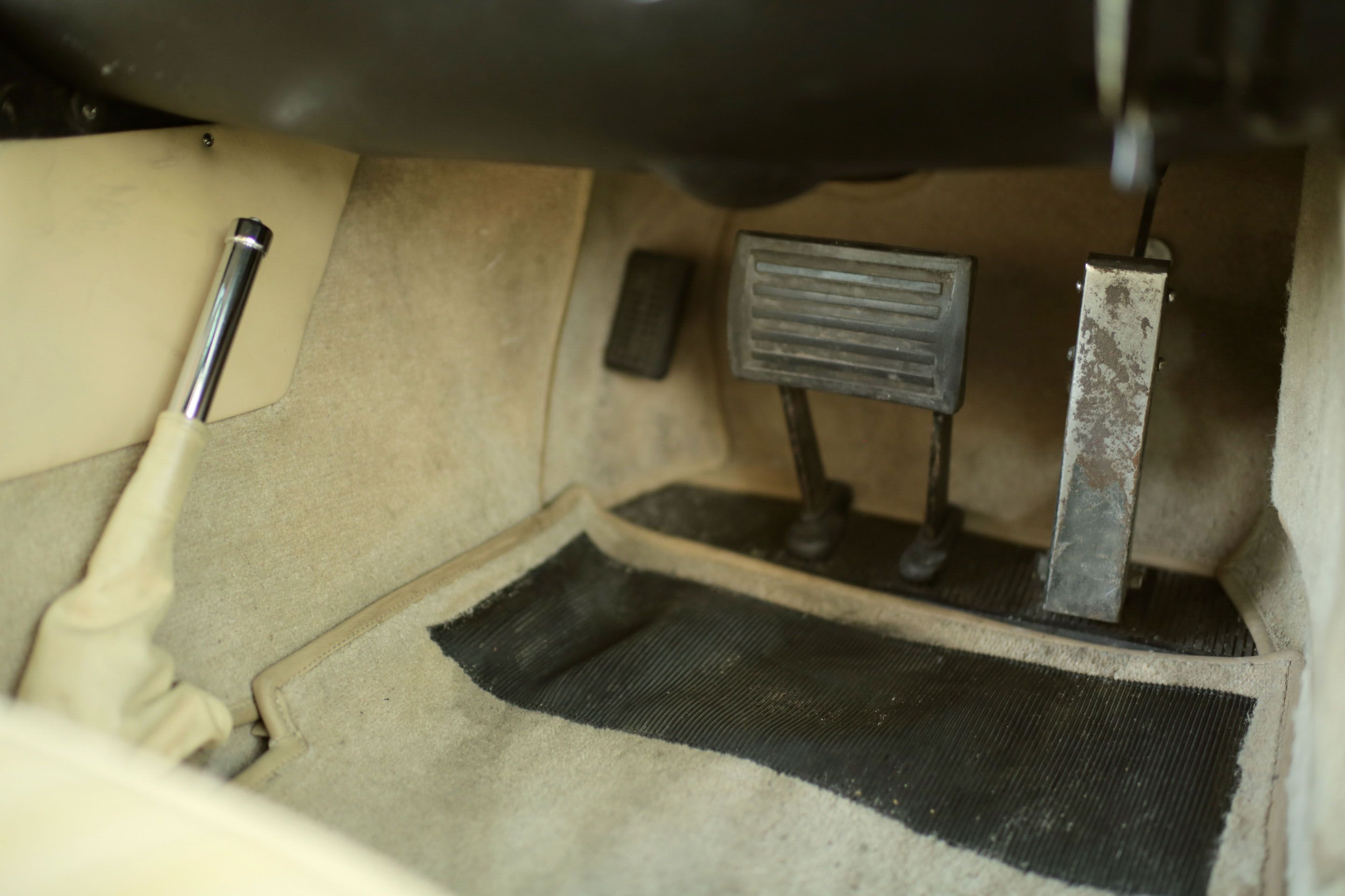 Photo 6 of 12 of 1970 Aston Martin DBS V8
