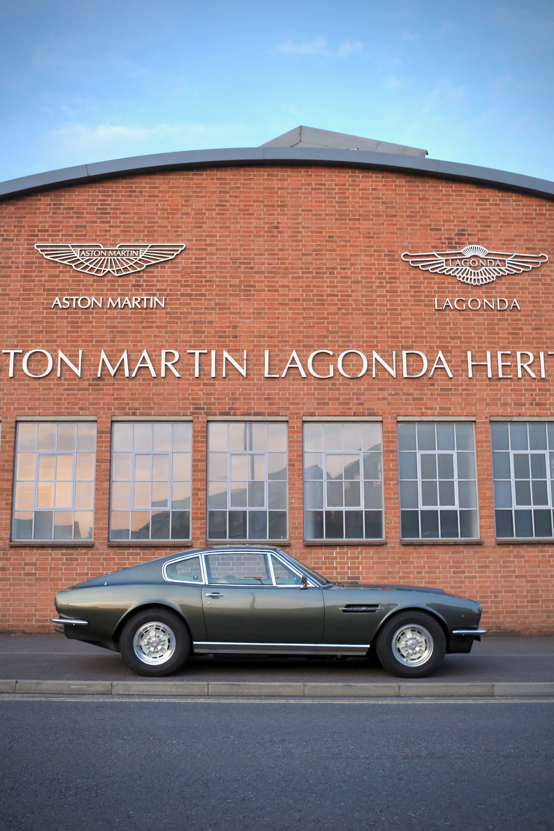 Photo 2 of 12 of 1970 Aston Martin DBS V8