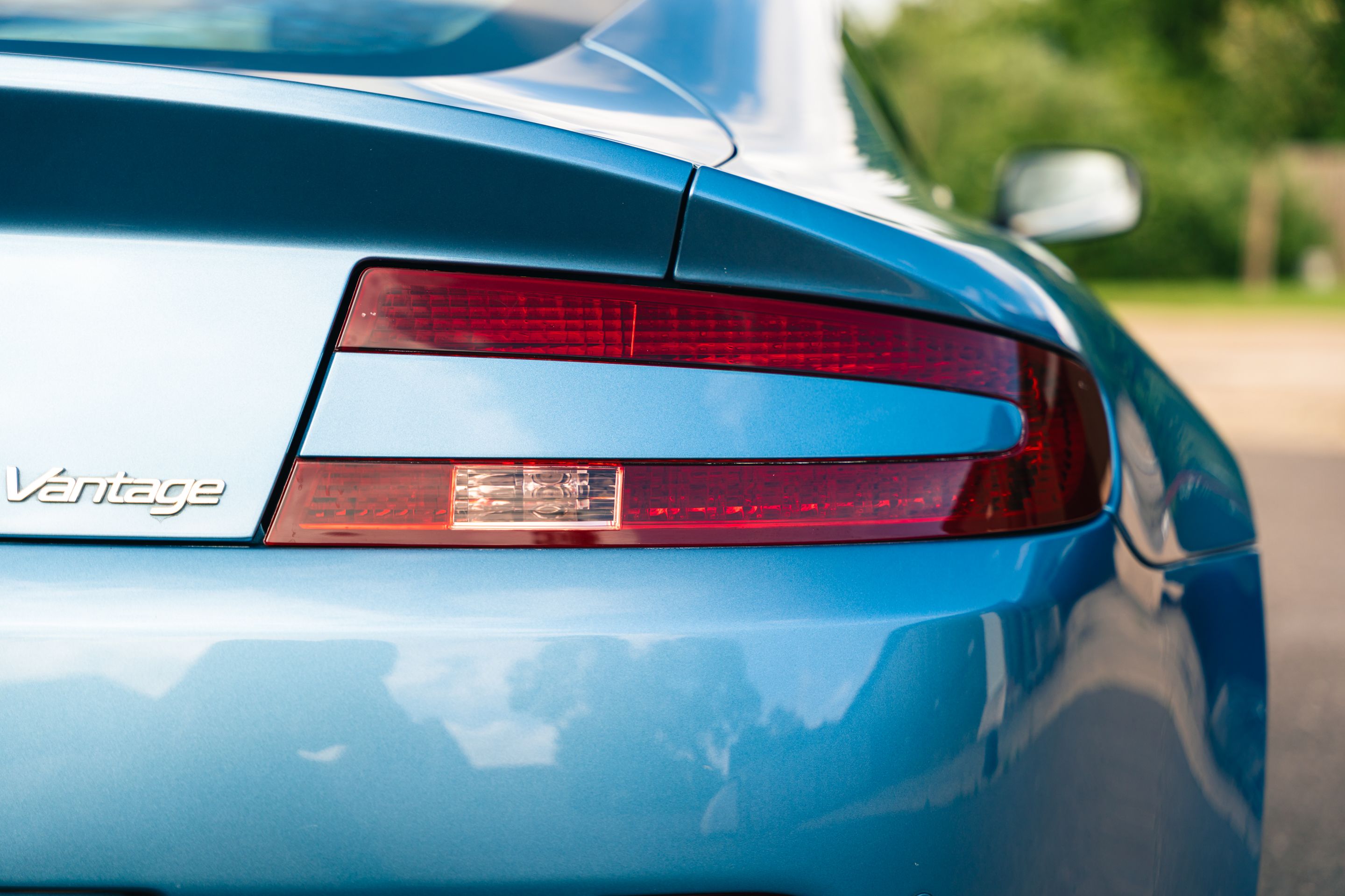 Photo 4 of 12 of 2007 Aston Martin V8 Vantage 4.3 Manual