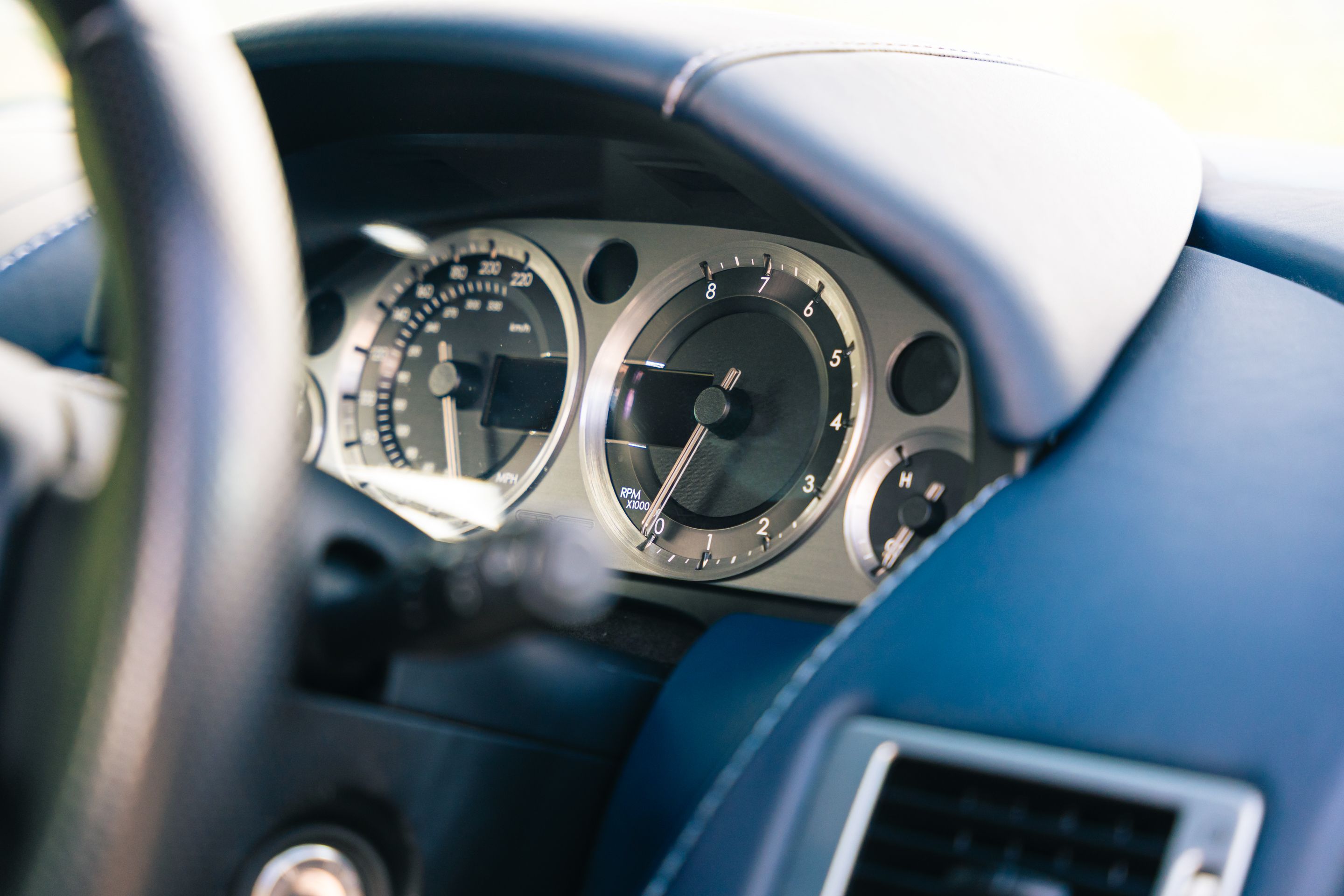 Photo 6 of 12 of 2007 Aston Martin V8 Vantage 4.3 Manual