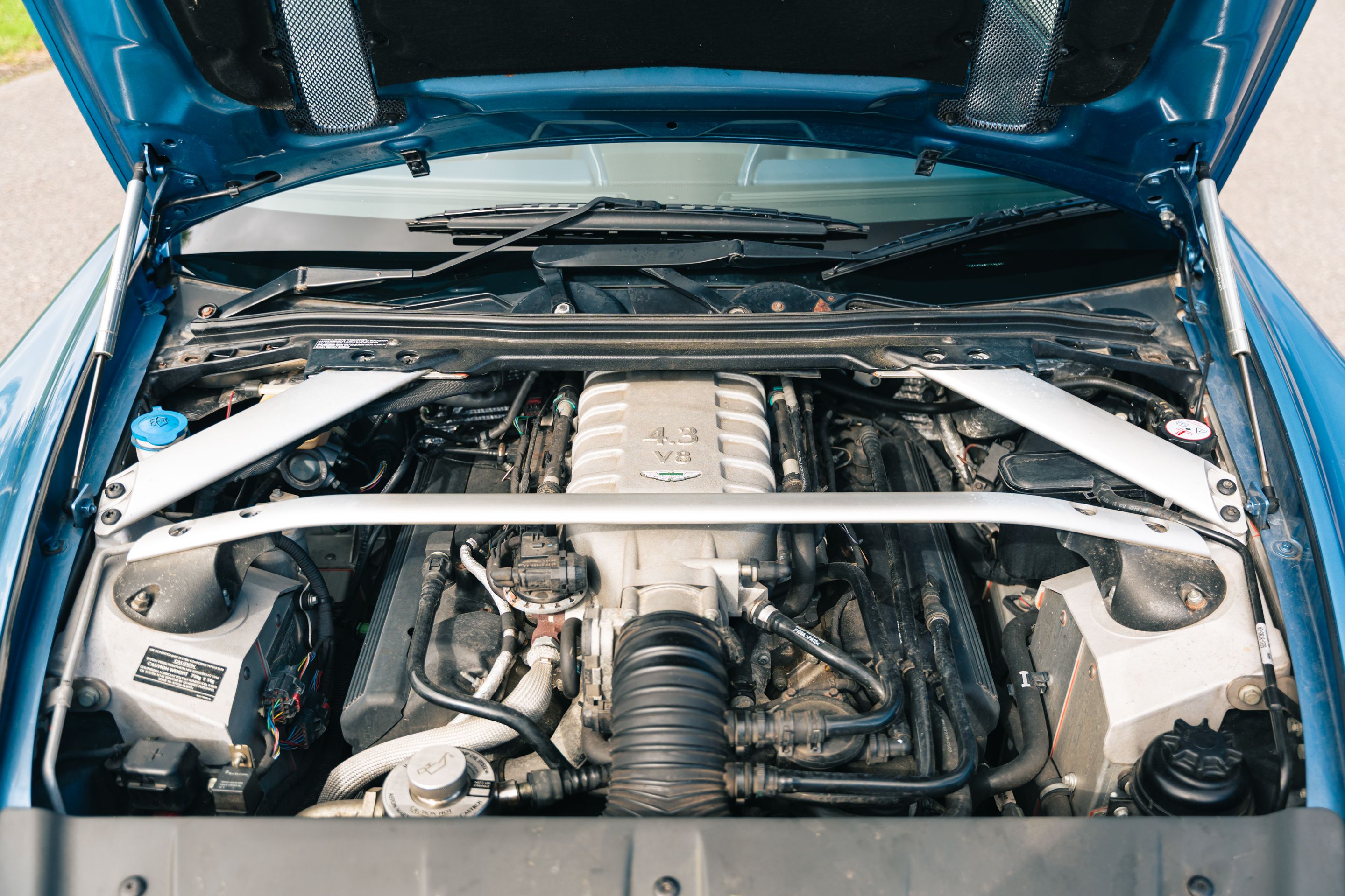 Photo 9 of 12 of 2007 Aston Martin V8 Vantage 4.3 Manual
