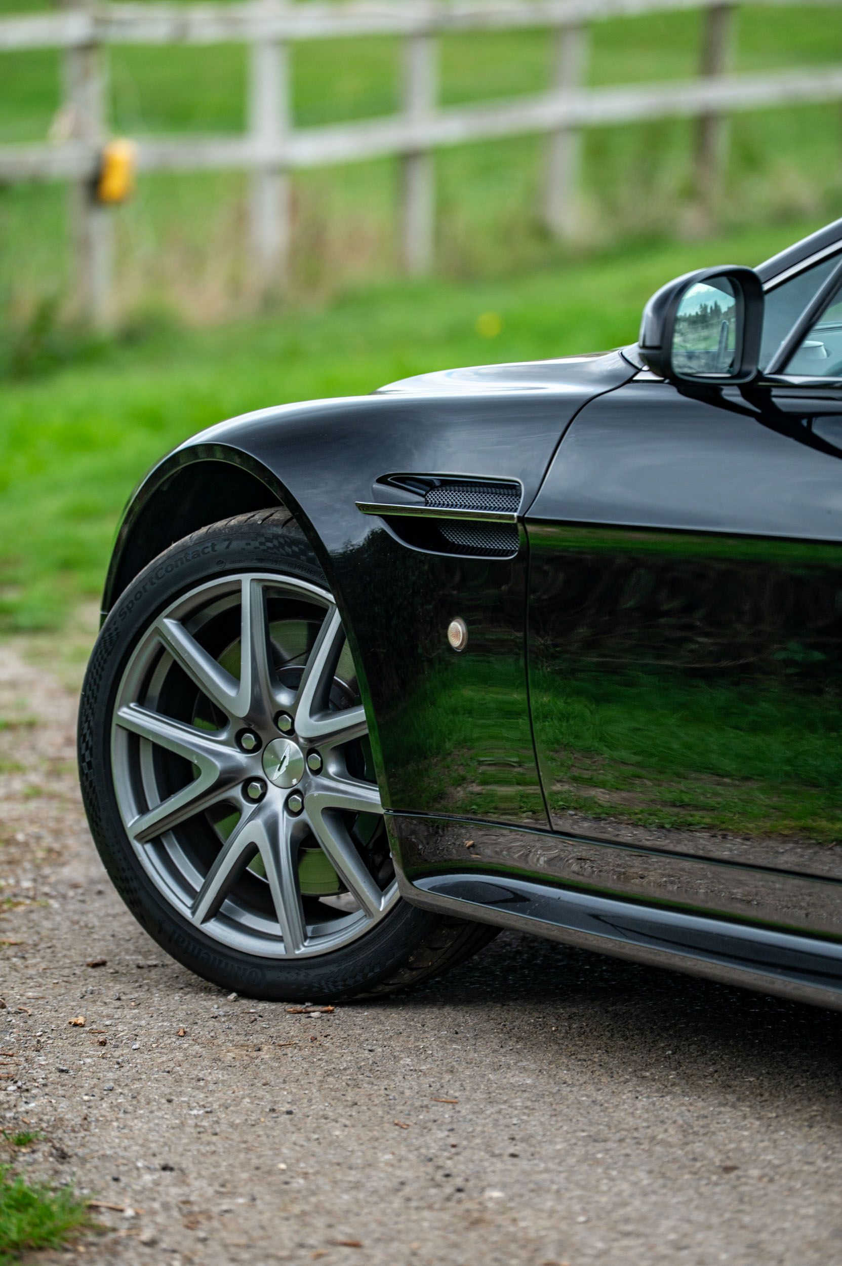 Photo 4 of 12 of 2012 Aston Martin V8 Vantage S Coupe - 1 Previous Owner