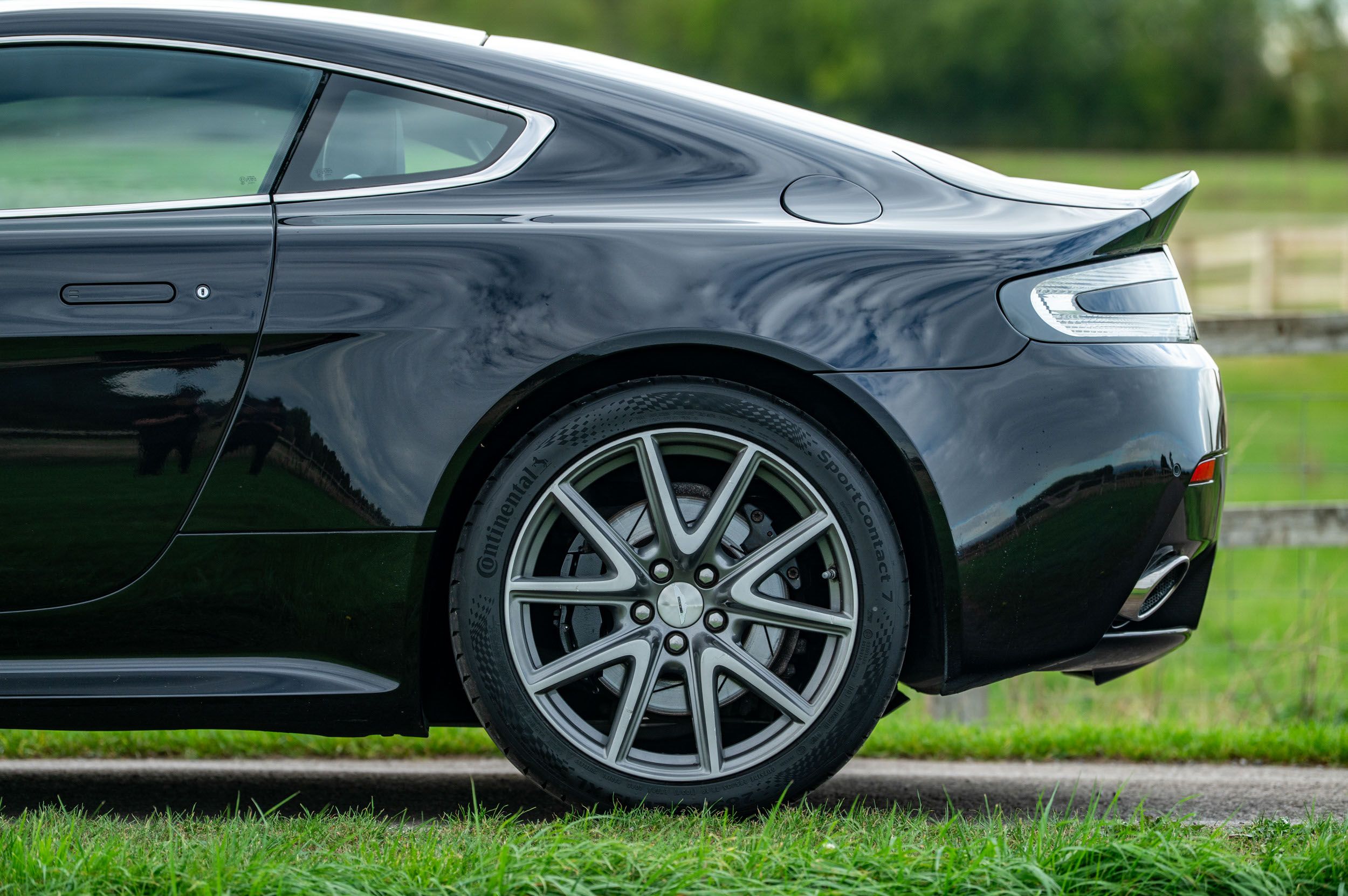 Photo 5 of 12 of 2012 Aston Martin V8 Vantage S Coupe - 1 Previous Owner