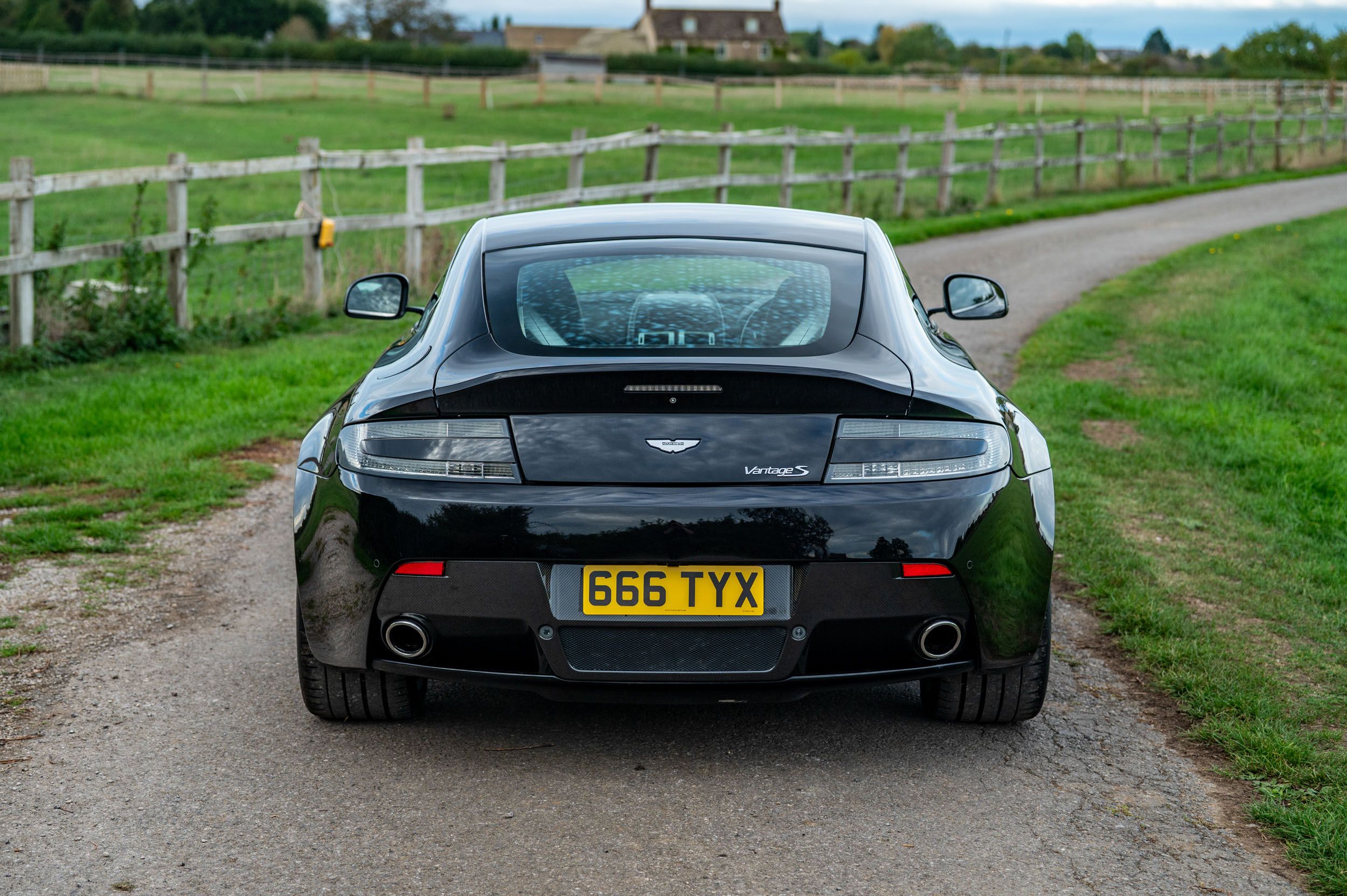 Photo 2 of 12 of 2012 Aston Martin V8 Vantage S Coupe - 1 Previous Owner