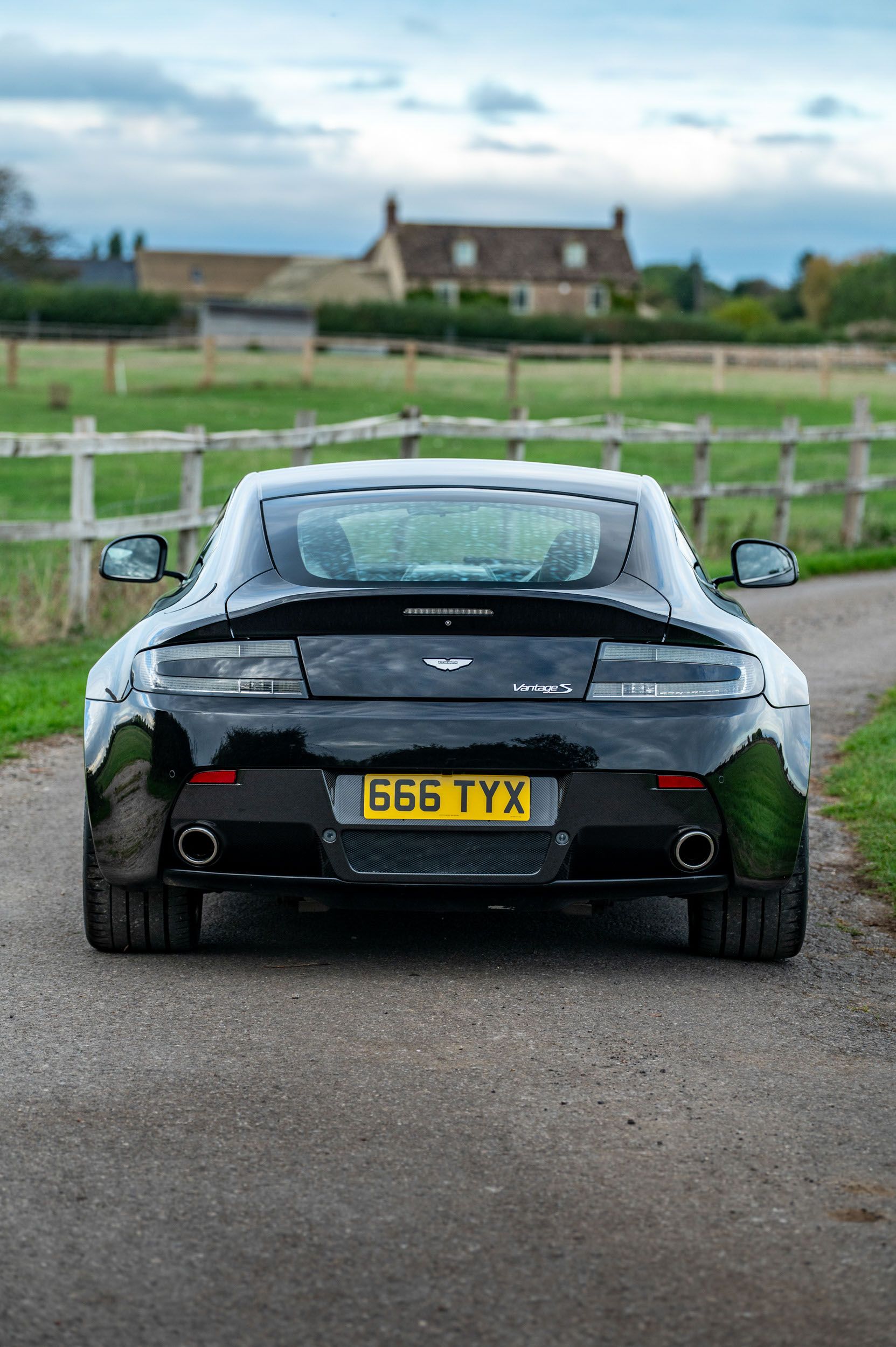 Photo 3 of 12 of 2012 Aston Martin V8 Vantage S Coupe - 1 Previous Owner