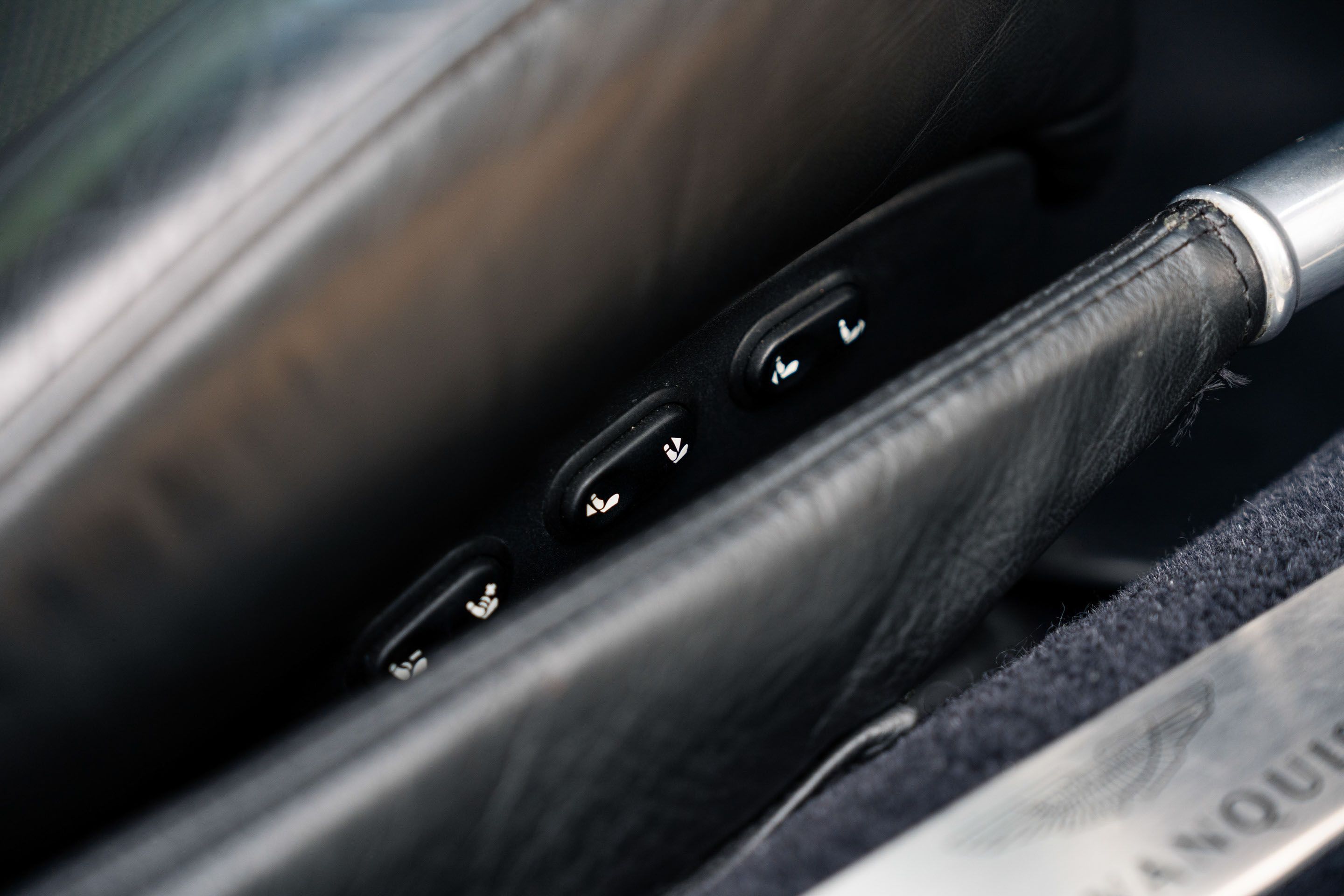 Photo 8 of 12 of 2003 Aston Martin Vanquish
