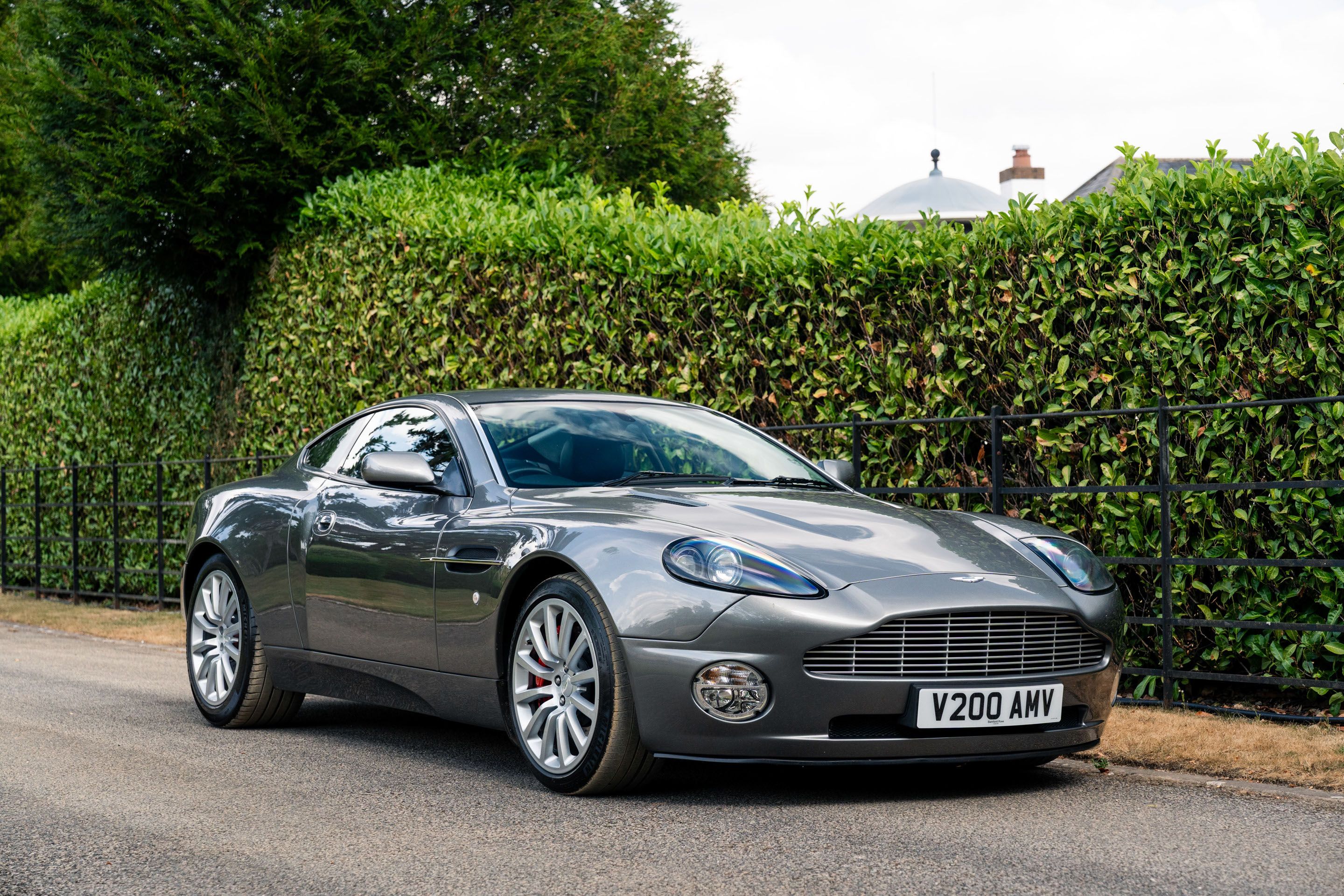 Photo 2 of 12 of 2003 Aston Martin Vanquish