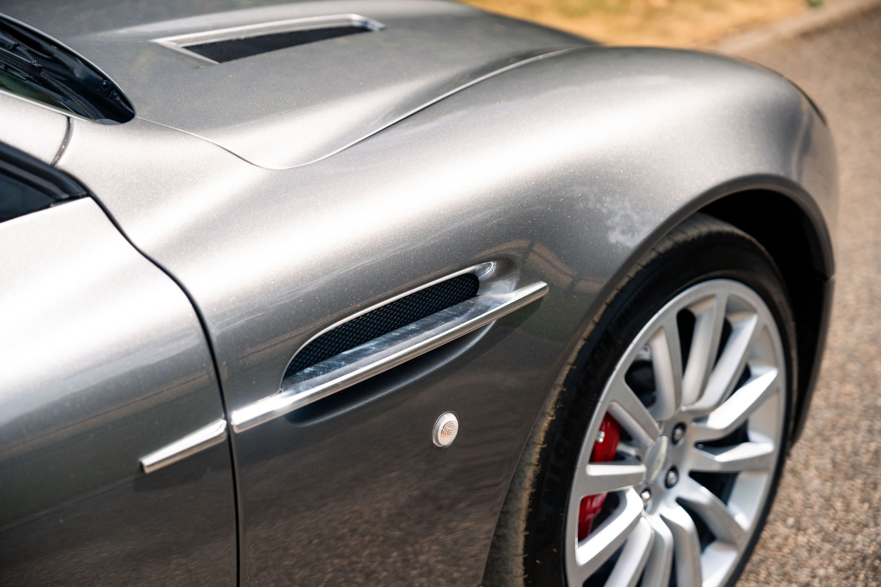 Photo 3 of 12 of 2003 Aston Martin Vanquish